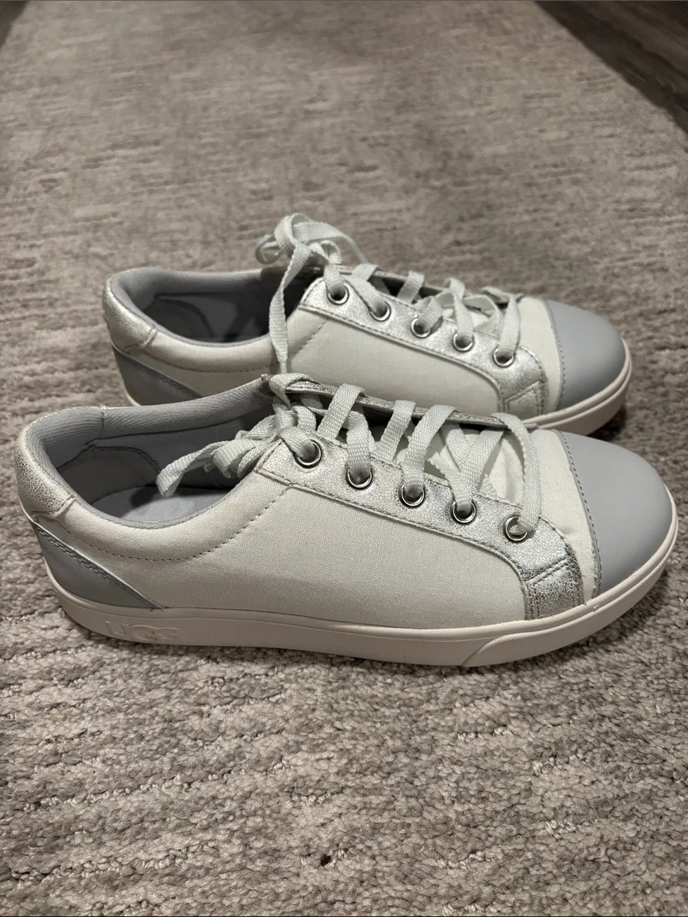Ugg Kids Casual Lace-Up Sneakers in Light Gray size 4